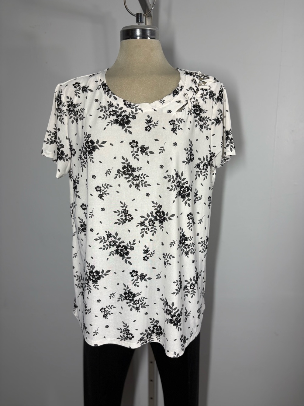 Women's White Floral Short Sleeve Crewneck Tee